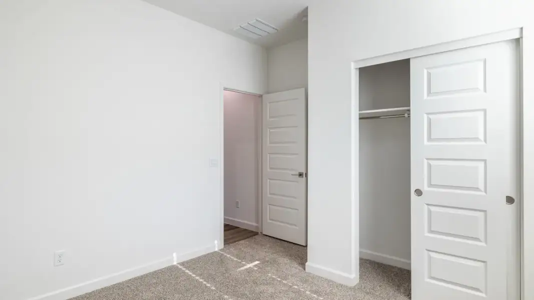 Spacious, unfurnished interior of a new home in Zanjero Pass, Waddell (Image 31).