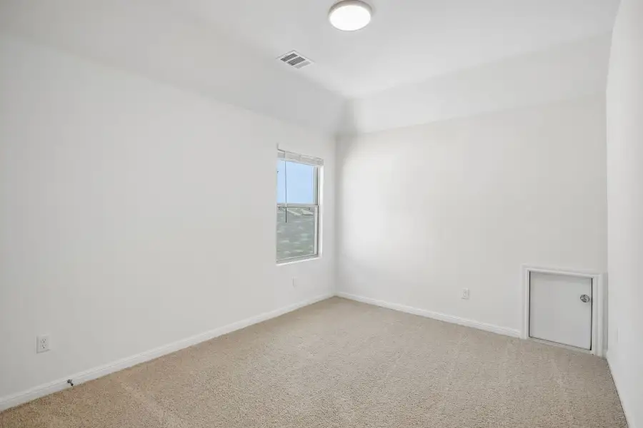 Spacious, unfurnished interior of a new home in Trinity Ranch, Elgin (Image 35).