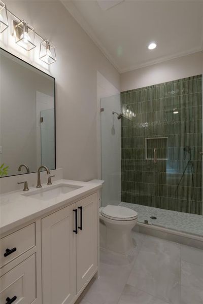 En-suite bath in secondary bedroom.