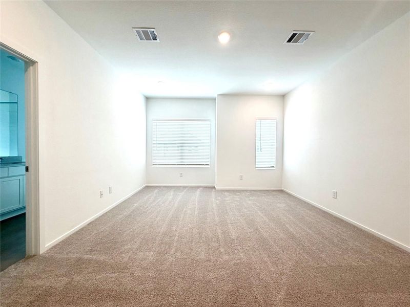 Spacious, unfurnished interior of a new home in Sierra Vista, Rosharon (Image 10).