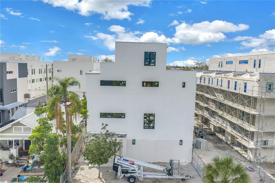 Condo located in St. Petersburg, FL showcasing its design and architecture (Image 5).