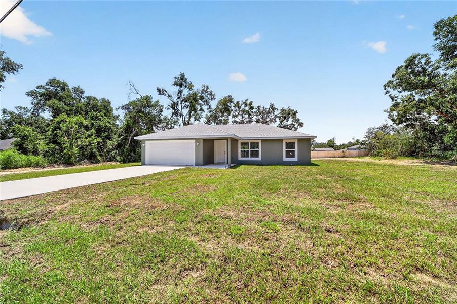 Exterior details and patio area of a home in , Ocala (Image 3).