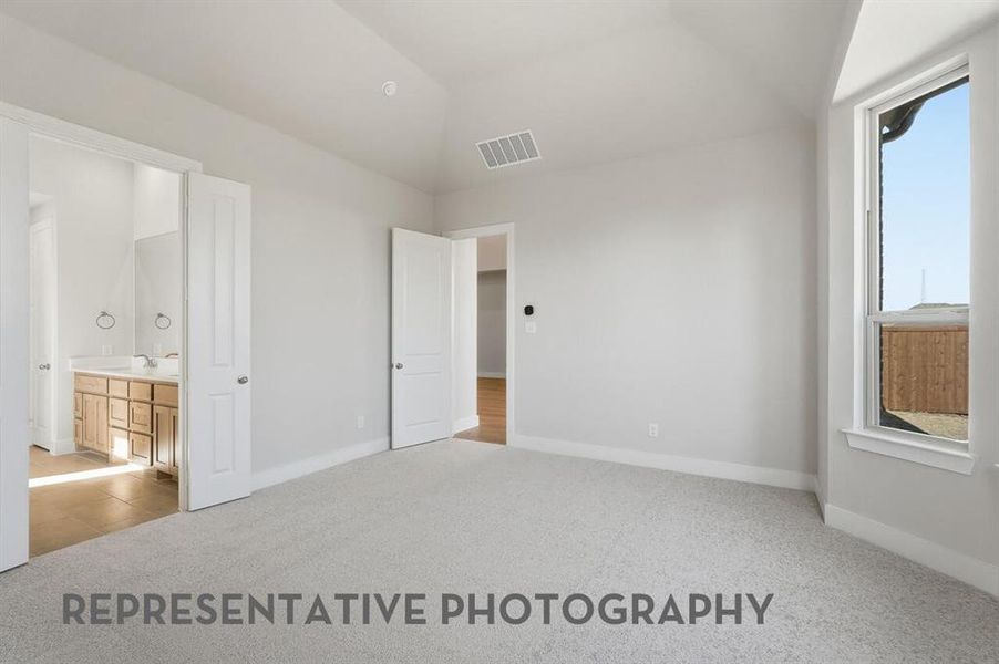 Spacious, unfurnished interior of a new home in Wildridge, Oak Point (Image 11).