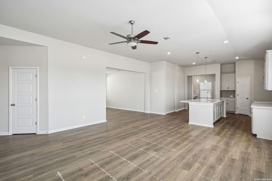 Spacious, unfurnished interior of a new home in Thomas Pond, San Antonio (Image 18).