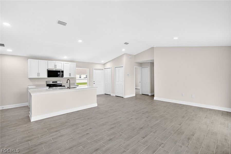Spacious, unfurnished interior of a new home in Cape Coral, Cape Coral (Image 17).