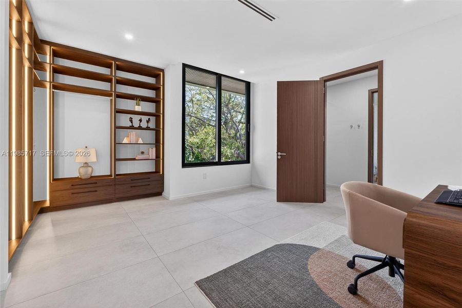 Image 81 of a home in .