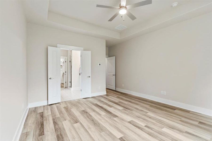 Spacious, unfurnished interior of a new home in , Sherman (Image 31).