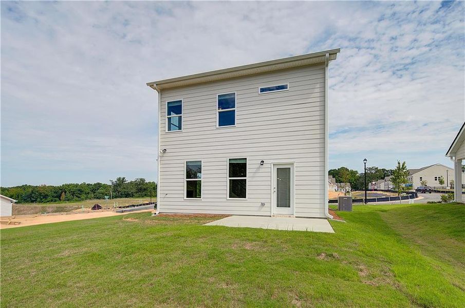 Exterior details and patio area of a home in Abbotts Crossing, Conyers (Image 4).