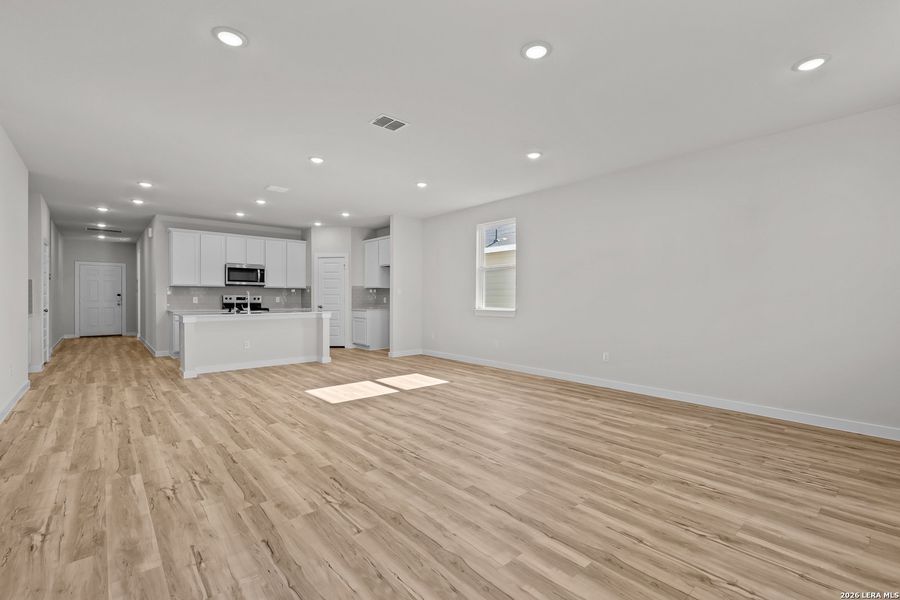 Spacious, unfurnished interior of a new home in Cinco Lakes, San Antonio (Image 16).