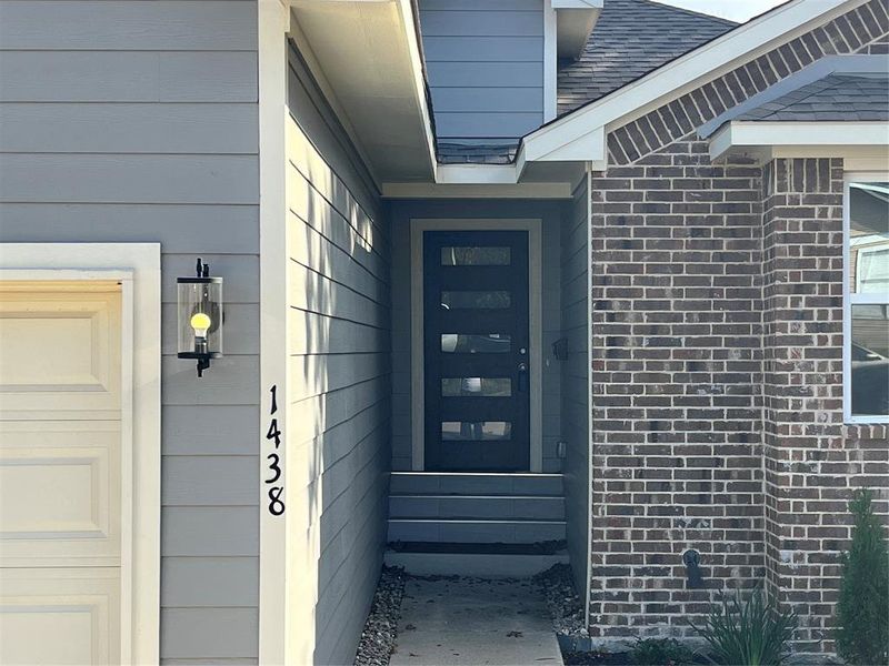 Exterior details and patio area of a home in , Dallas (Image 3).
