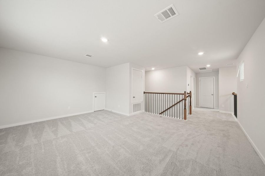 Spacious, unfurnished interior of a new home in Pearlbrook, Texas City (Image 15).