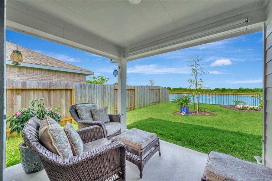 Exterior details and patio area of a home in Pelican Pointe, Texas City (Image 19).