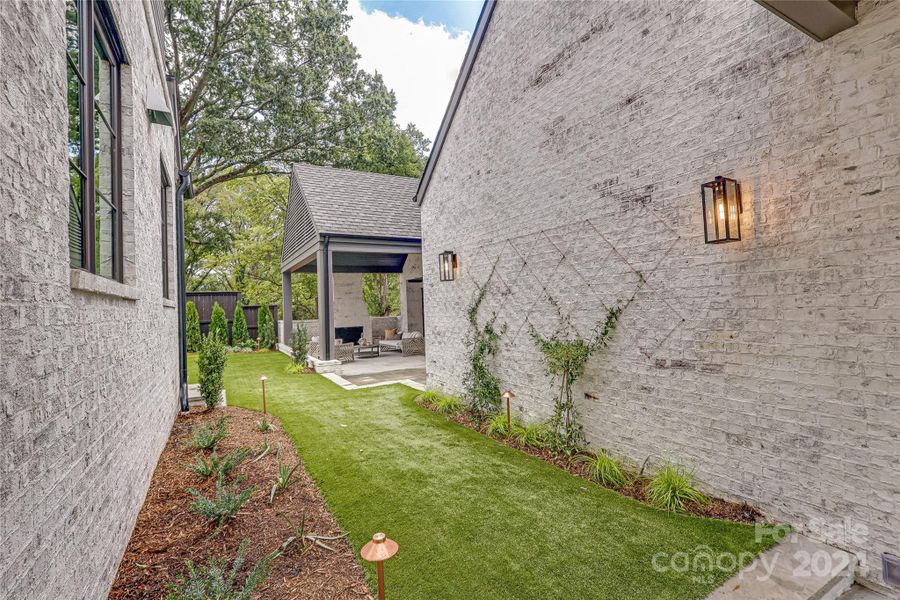 Side garden with access from the front to the pool and cabana area