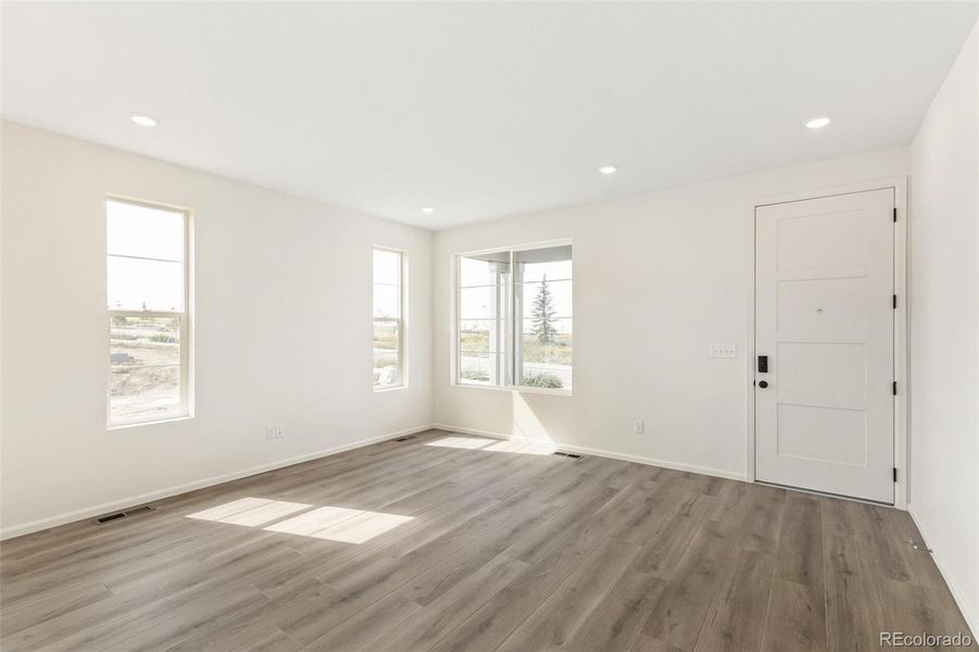Spacious, unfurnished interior of a new home in , Aurora (Image 17).
