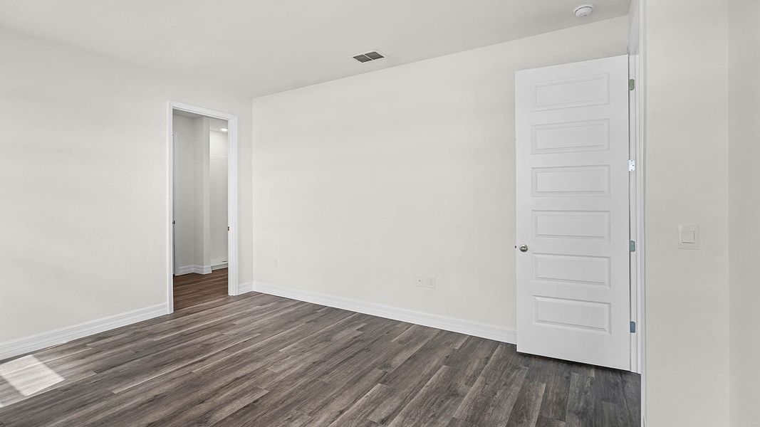 Spacious, unfurnished interior of a new home in Harmony on Lake Eloise, Winter Haven (Image 18).