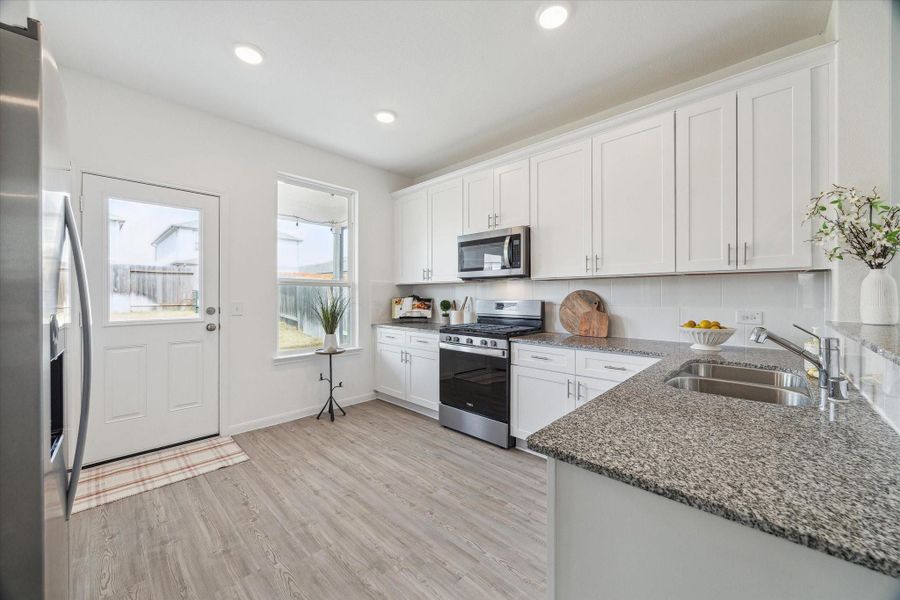 Cheerful kitchen with views of the yard Cheerful kitchen with views of the yard