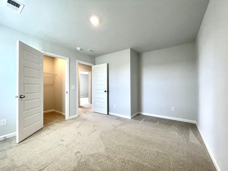 Spacious, unfurnished interior of a new home in Lindera Preserve at Cane Bay Plantation, Summerville (Image 31).