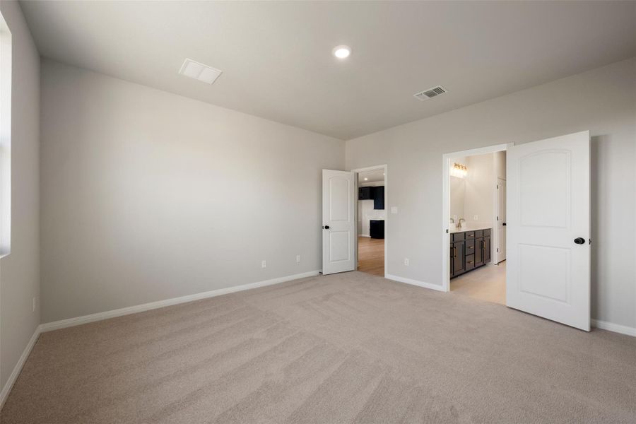 Spacious, unfurnished interior of a new home in Rolling Glen, Hutto (Image 24).