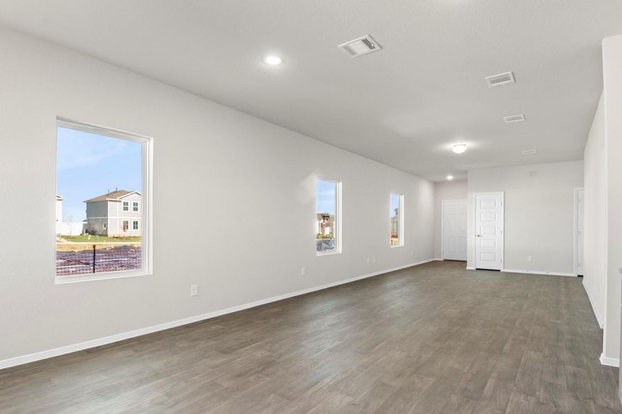 Spacious, unfurnished interior of a new home in Harvest Ridge, Elgin (Image 25).