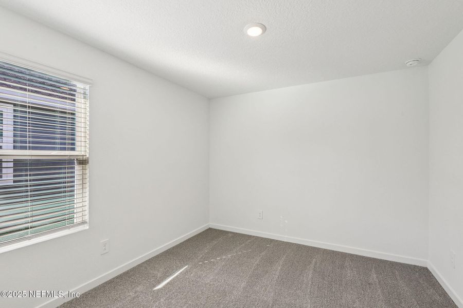 Spacious, unfurnished interior of a new home in Azalea Creek, Jacksonville (Image 31).
