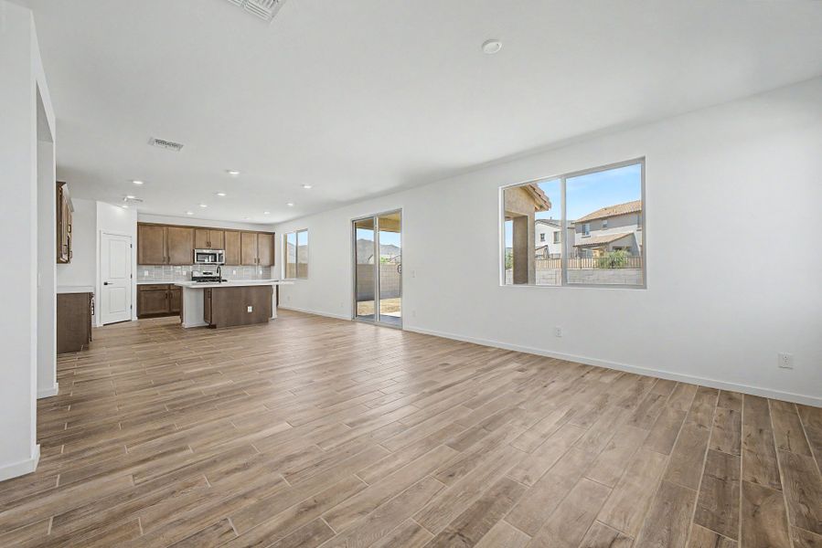 Spacious, unfurnished interior of a new home in Frontera, Surprise (Image 9).