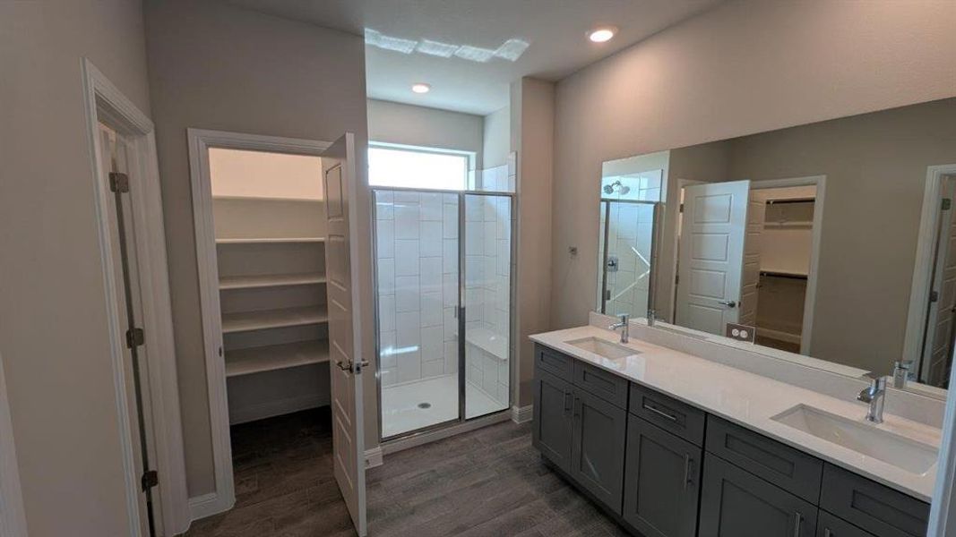 Furnished interior view inside a new home in Bella Vista, Granbury (Image 7).