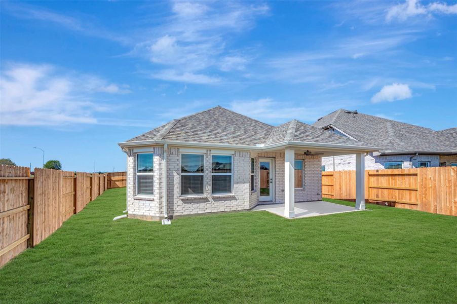 Exterior details and patio area of a home in Wildrye, Waller (Image 21).