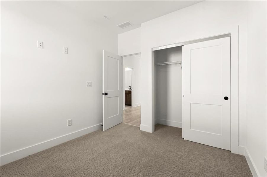 Spacious, unfurnished interior of a new home in , Alpharetta (Image 37).