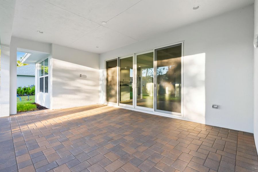 Spacious, unfurnished interior of a new home in , Vero Beach (Image 29).