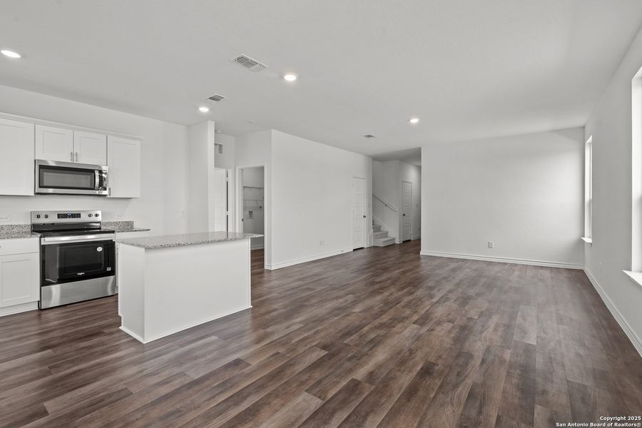 Spacious, unfurnished interior of a new home in Horizon Ridge, San Antonio (Image 31).