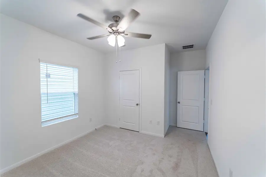 Spacious, unfurnished interior of a new home in Paramount, Kyle (Image 9).