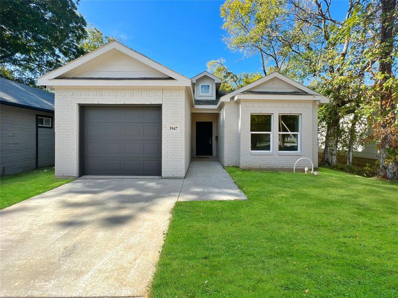 Ranch-style house featuring a front yard