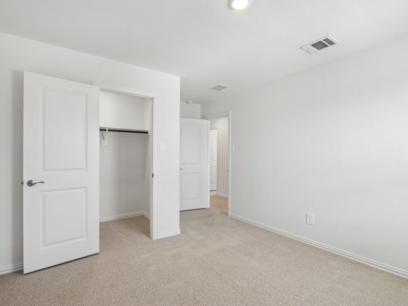 Spacious, unfurnished interior of a new home in Oak Ridge Park, Corinth (Image 14).