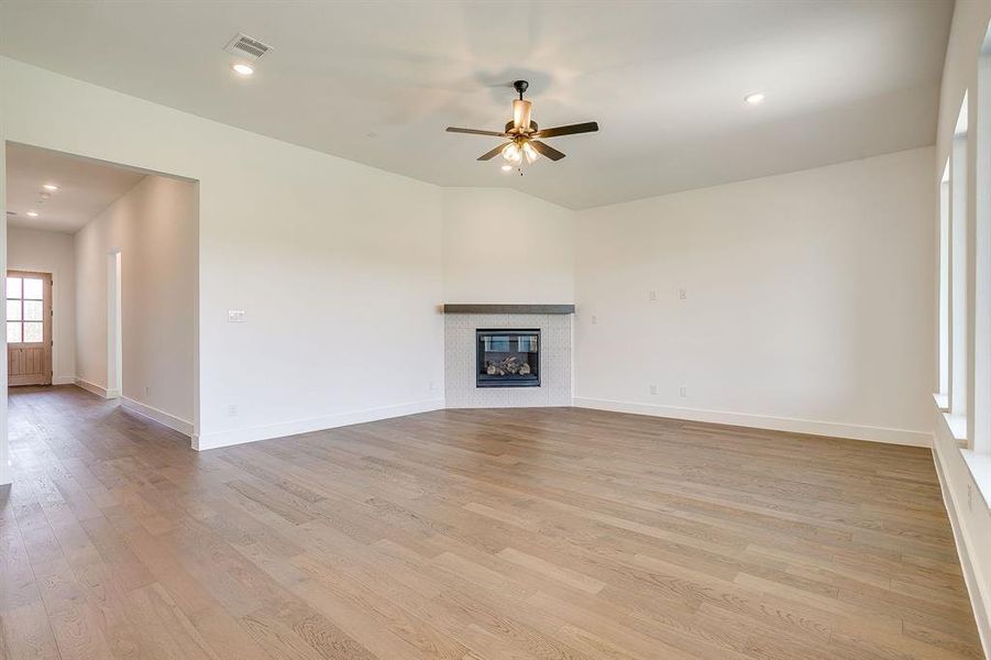 Spacious, unfurnished interior of a new home in Pecan Grove, Burleson (Image 23).