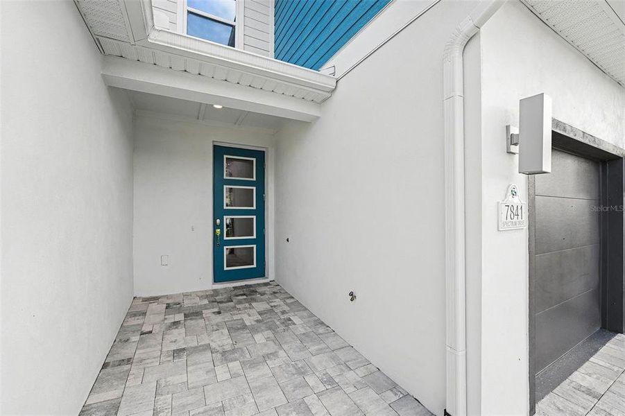 Exterior details and patio area of a home in , Reunion (Image 4).