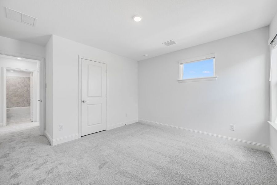 Spacious, unfurnished interior of a new home in Madero 50s, Fort Worth (Image 15).
