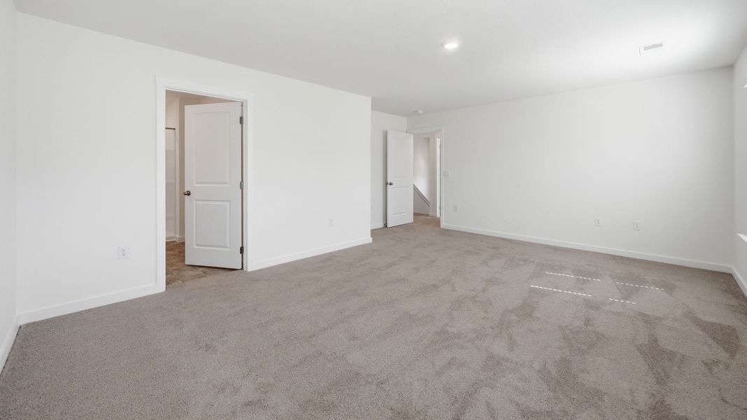 Spacious, unfurnished interior of a new home in Emory Creek, Harriman (Image 24).