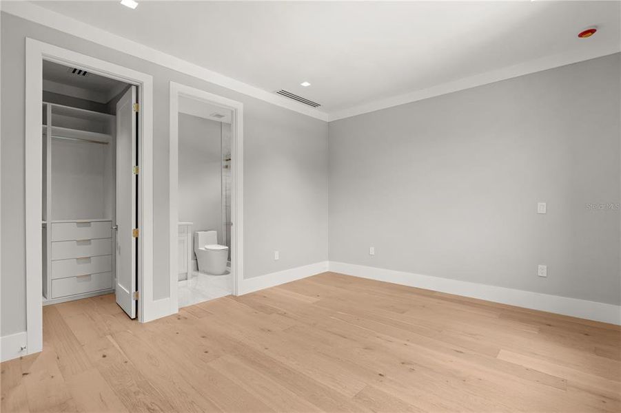 Spacious, unfurnished interior of a new home in , Orlando (Image 23).
