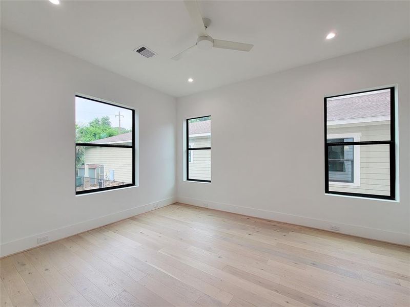 First floor bedroom with en-suite bath & walk-in closet.