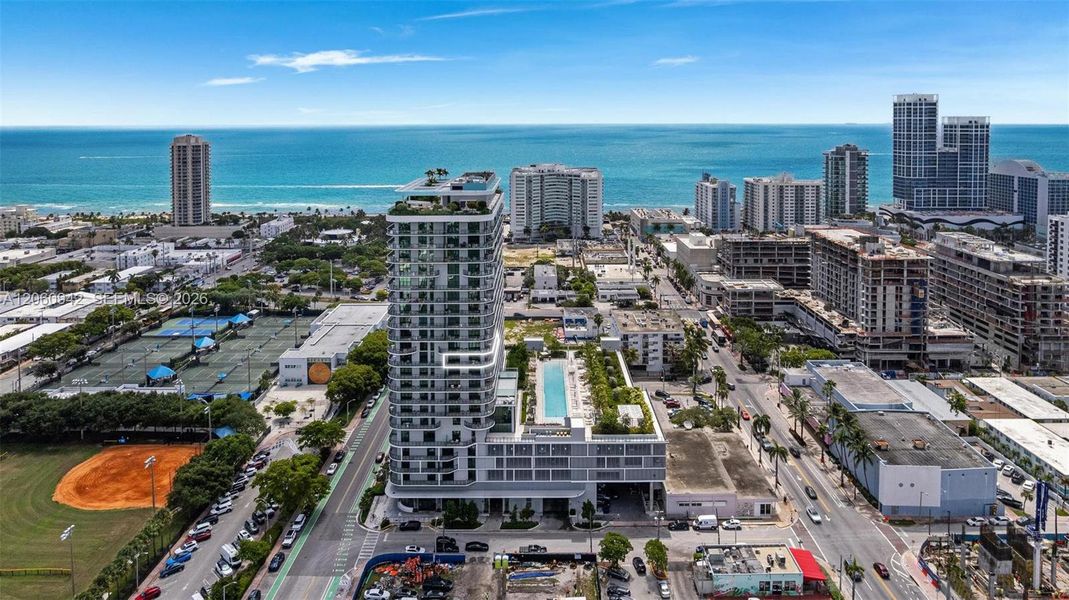 Condo located in Miami Beach, FL showcasing its design and architecture (Image 36).