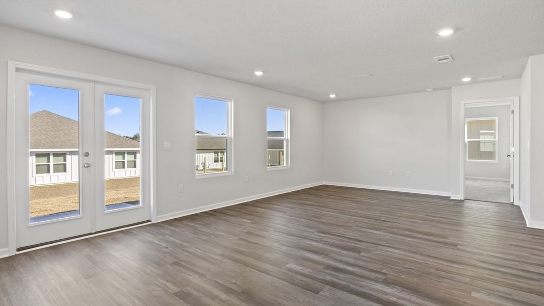 Spacious, unfurnished interior of a new home in Sunny Hills, Chipley (Image 11).
