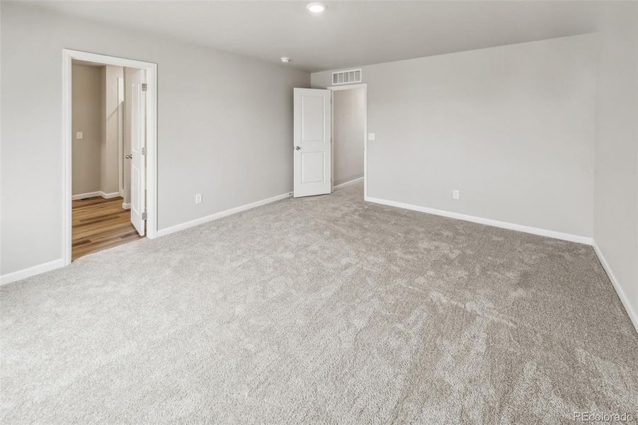 Spacious, unfurnished interior of a new home in Cottonwood Greens, Fort Lupton (Image 15).
