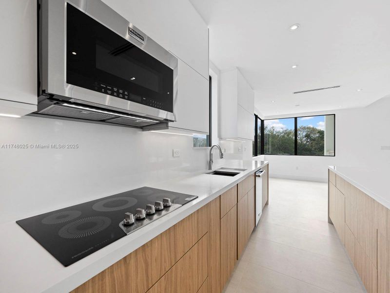 Furnished interior view inside a new home in , Tavernier (Image 7).