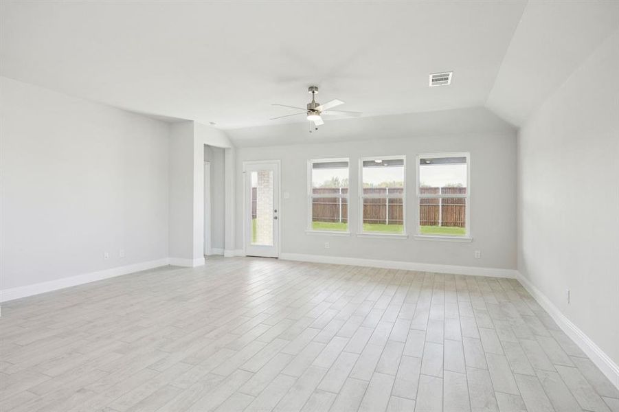 Spacious, unfurnished interior of a new home in Santorini, Seagoville (Image 14).