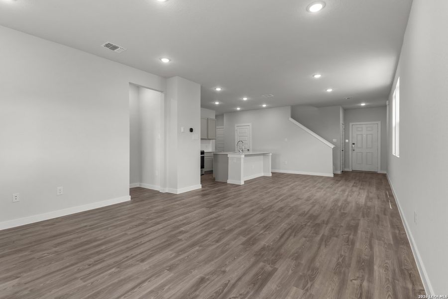 Spacious, unfurnished interior of a new home in Hacienda, San Antonio (Image 20).