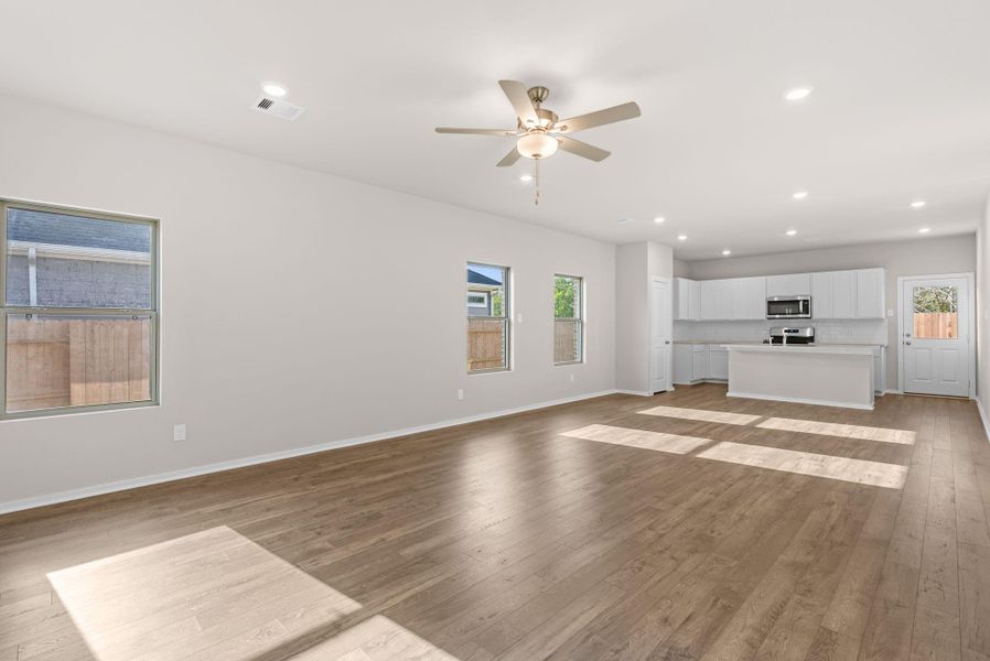 Spacious, unfurnished interior of a new home in Laurel Landing, Alvin (Image 23).