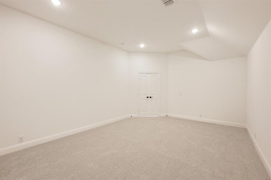 Spacious, unfurnished interior of a new home in Somerset Classic 70s & 80s, Mansfield (Image 30).