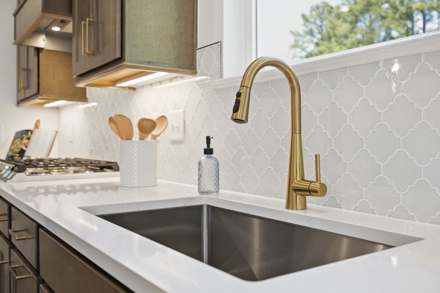 Representative interior finishes for a home built from the The Ashport K by Davidson Homes LLC in Montrose, Aberdeen (Image 22).