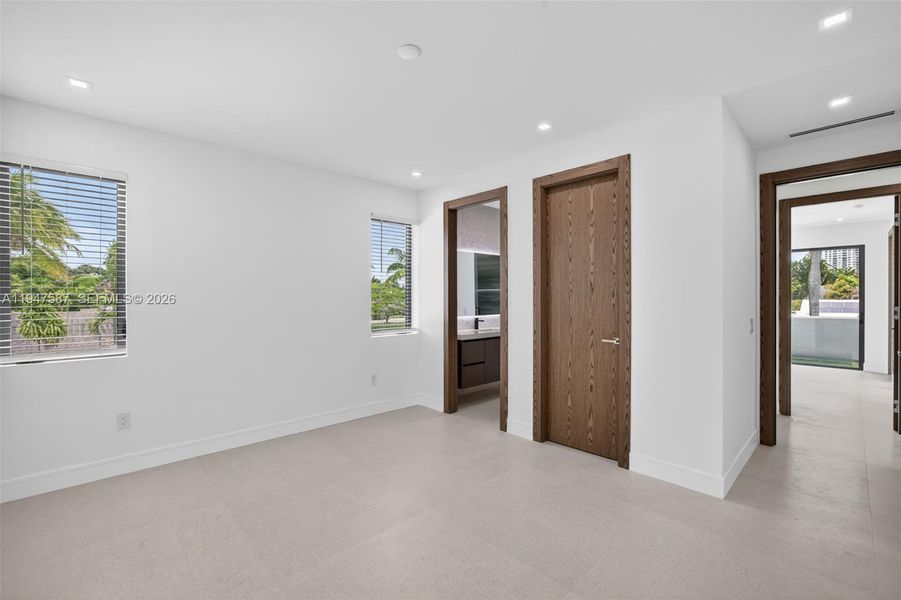 Spacious, unfurnished interior of a new home in , Fort Lauderdale (Image 29).