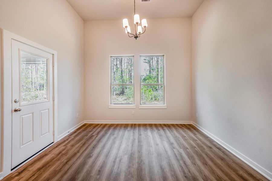 Spacious, unfurnished interior of a new home in Deer Pines, Conroe (Image 33).